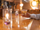 【レストラン&BAR ガスライト】窓から宝塚の夜を眺め、こだわりのお酒をお楽しみください。