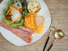 【ご朝食:洋食】丹波の地卵は、目玉焼きorスクランブルエッグをお選びいただけます。