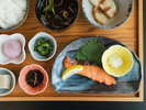 【ご朝食:和食】じんわりと身体に沁みる優しい味わい。種類豊富な小鉢でごはんが進みます。