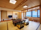 ※お部屋はゆとりのあるスペースになっており、海を眺めながらお寛ぎいただけます【12.5畳+4.5畳】
