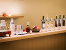 ラウンジ「茜」夜は青森ならではのアルコールやおつまみを自由に楽しめるフリーフロータイムに