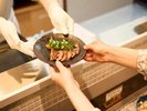 Dining『海つ路』ライブキッチンより、出来立て焼き立ての料理をご堪能いただけます。