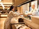 Dining『海つ路』ライブキッチンより、出来立て焼き立ての料理をご堪能いただけます。