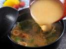 出汁の味わいも楽しめるお味噌汁/例