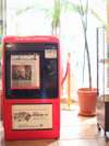 日本では珍しい英字新聞の自動販売機