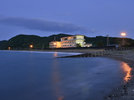 夜に浮かぶ伊勢湾と当館