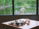 【朝食】季節を彩る池泉の景色を眺めながら、出来立て、素材の美味しさを味わうどこか懐かしい朝食です