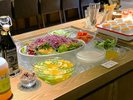 【朝食】彩りビュッフェコーナーには新鮮なお野菜や果物などをご用意しております
