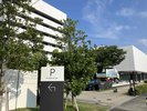 【駐車場】駐車場入り口前の看板をお見逃しなく!