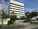 【駐車場】当館前に6台分の駐車スペースがございます。(うち1台 車いす専用)