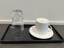 【ティーセット】清潔なカップ&ソーサーとグラスをご用意。