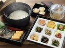 【朝食】但馬の天然水で炊き上げる地元米に、地元食材を取り入れたおかずを添えた和朝食をご用意。(一例)