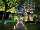 広がる自然と静かな時間。夜はライトアップされたガーデン散策もおすすめです。