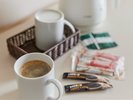 お部屋で、リラックス出来るように、マグカップでインスタントコーヒー・煎茶をお飲みください。