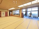 畳のぬくもりに包まれる、寛ぎのロビー。