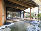 露天風呂で温まり、窓辺でゆったりと寛ぐ贅沢な時間。(男性風呂/一例)