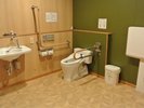 幅広いお客様に配慮した、バリアフリー対応トイレを完備。