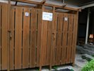 【夏季限定】海から戻った後に便利な、屋外シャワーを完備。