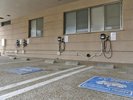 雨の日でも安心してご利用いただける、屋根付きのEV充電スペース。