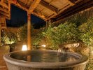 やわらかな灯りに包まれる、夜の露天風呂。(女性風呂/一例)