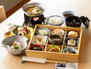 彩り豊かな小鉢が並ぶ、心豊かな和朝食。(一例)
