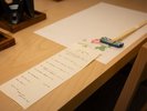 お品書きを眺めながら、ゆっくりと食事の時間を迎えるテーブル。(一例)