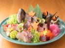 厳選された海の幸を盛り込んだ、華やかなお造り。(一例)