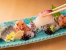 旬の海の幸を上品に盛り合わせた、お造りの一皿。(一例)