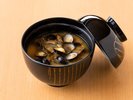 宍道湖産しじみを使用した、朝に嬉しい味噌汁。(一例)