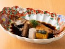 旨みがしっかりと染み込んだ、魚の煮付け。(一例)