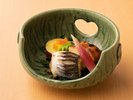やさしい味わいと季節の彩りを添えた小鉢料理。(一例)