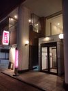 夜の正面玄関です。
