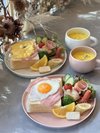 2階カフェenimo No.5 lunch 11:00〜15:00。Cafe 15:00〜18:00。dinner 18:00〜23:00月〜土。不定休
