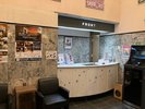 【ロビー】アーチ型で親近感のある受付カウンター!