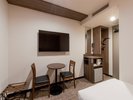 【ツインルーム】お部屋には50インチのスマートテレビを設置しております