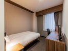 【シングルルーム】広めのデスクを設置しておりデスクワークにも最適です