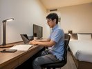 【シングルルーム】広めのデスクを設置しておりますのでデスクワークにも最適です