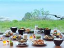 【朝食バイキング】明るいレストランで爽やかな一日の始まりを(一例)