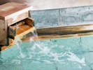 源泉は、効能豊かな 60℃以上の弱アルカリ性の塩化物泉。 