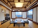 【漆宝閣・初島を望むメゾネット（和室10畳＋食事処）「金沢」】上階に和室、下の階はお食事室になります。