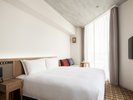 【ダブルルーム】160p幅のクイーンサイズベッドでゆっくりとおやすみいただけます。