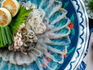 【夕食一例】透き通るように薄く引かれたふぐの身