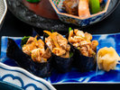 【夕食一例】一貫ごとにふぐの皮の複雑な食感と深い旨味を堪能できる、高級食材を余すところなく味わえる一