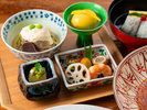 【夕食一例】季節感と美意識が感じられる、日本料理ならではの心配りが行き届いた盛り合わせ