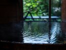 【家族風呂 由布の湯】湯浴みの合間にテラスから望む景色をお楽しみください。