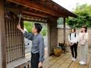 【到着】魚ホウと呼ばれる鳴り物でお客様のご到着を知らせます。