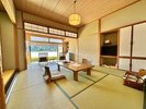 1階和室【川側/49u】 時とともに変わる景色を眺め、何もしないという贅沢な時を過ごす。