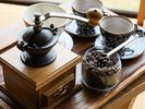 客室に手挽きの珈琲ミルセットをご用意しております。