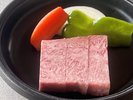 信州プレミアム牛脂肪のサシが美しい希少部位のステーキです。お箸で召し上がれるよう切り分けています