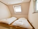 寝室B(1F) 小上がり+マットレス+布団が2床あります。